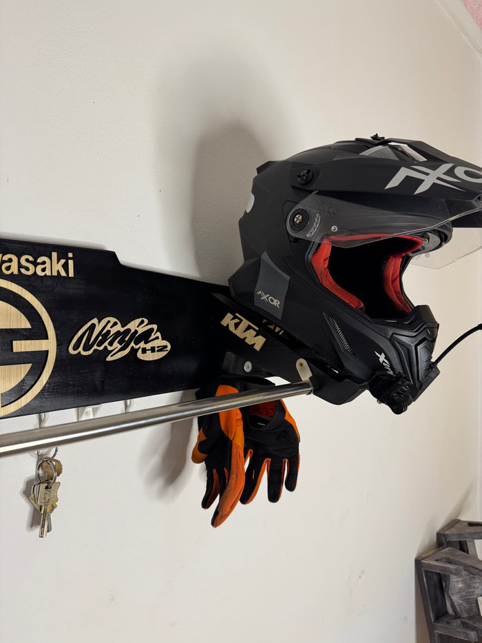 Gros plan sur la gravure en bois du support moto MotoNest
