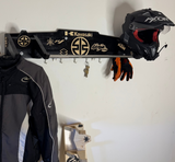 Support en bois MotoNest avec casque, blouson et gants de moto