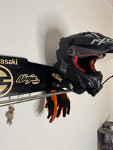 Gros plan sur la gravure en bois du support moto MotoNest
